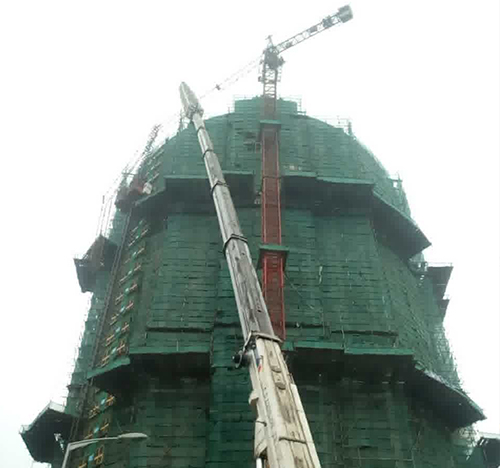 鞍山市吊车在工地上作业